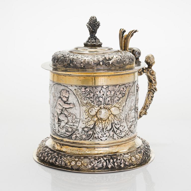 A parcel-gilt tankard, presumably German, with indistinct marks, around the turn of the 17th/18th century. Baroque.