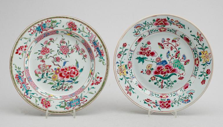 TALLRIKAR, 2 st, porslin, Kina, Qianlong 1736-1795.