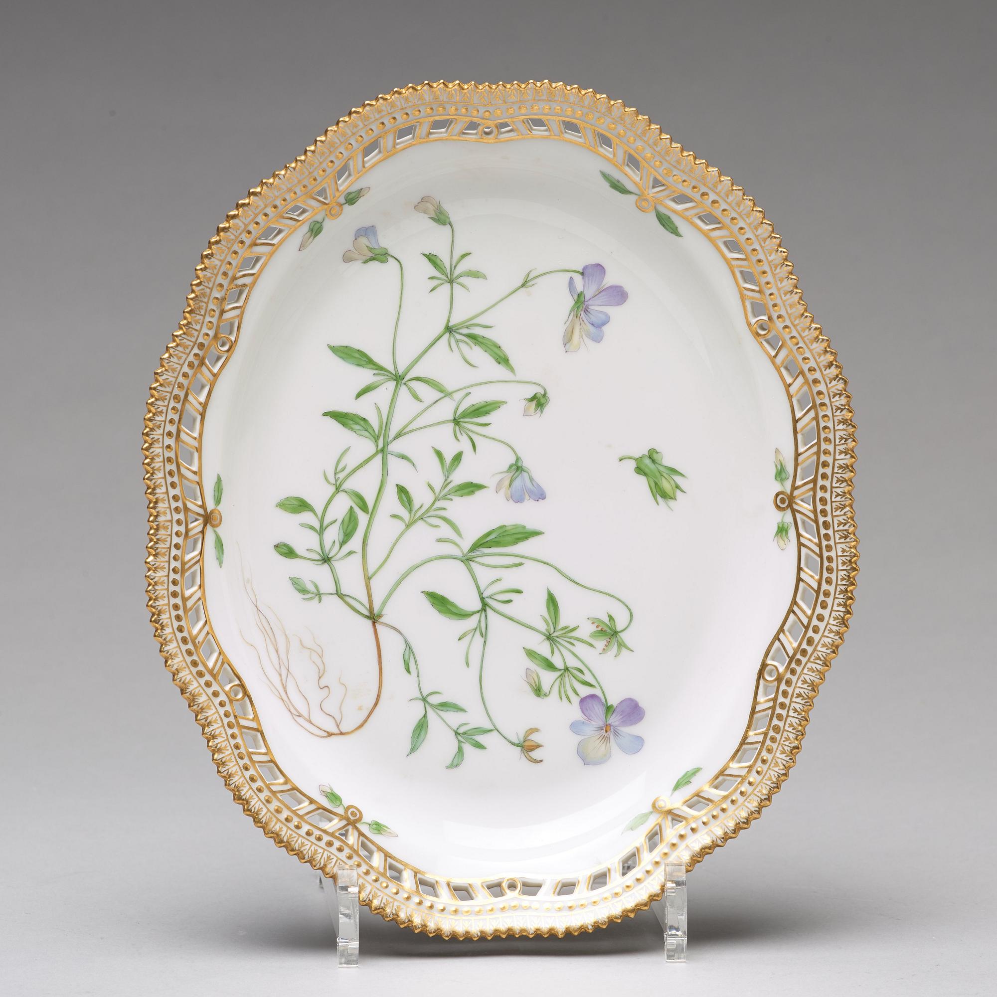 GALLERKORG med FAT, porslin. "Flora Danica", Royal Copenhagen, Danmark, 1900-tal.