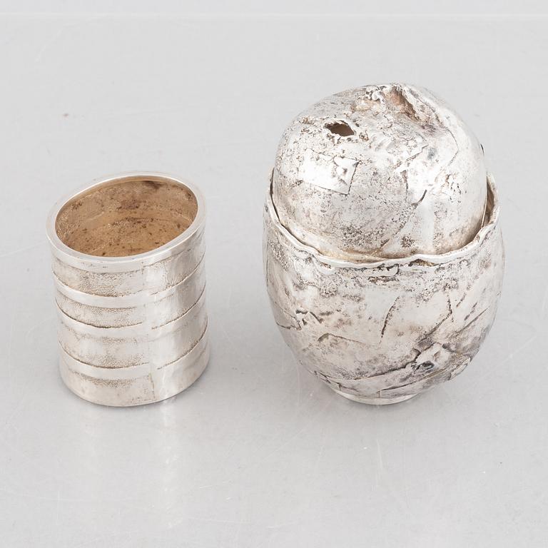 Lars Arby, två bägare/vaser, sterling silver varav en med lock, Göteborg 1975-1976.