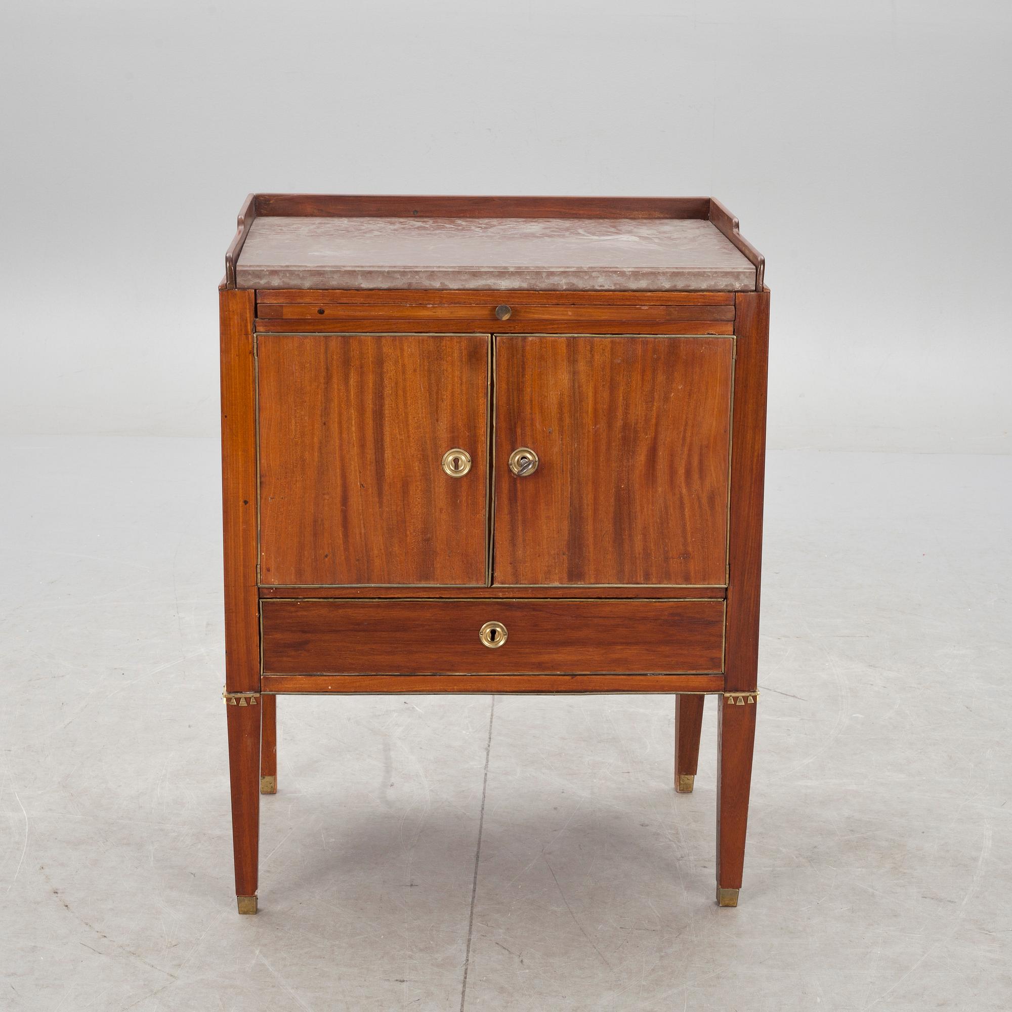 POTTSKÅP, sengustavianskt. 1700-talets andra hälft.