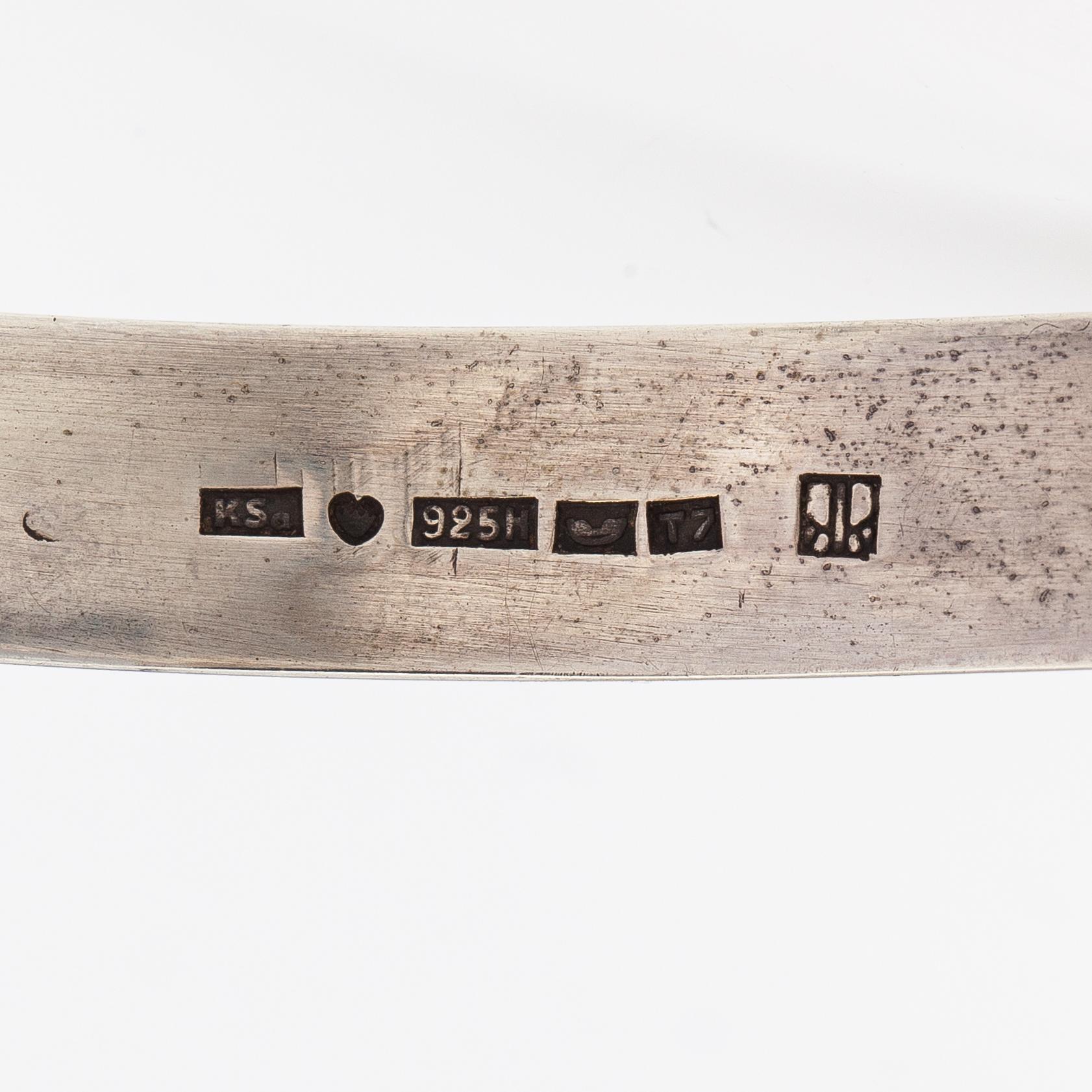 Kaulakoru, sterlinghopeaa ja vuorikristalli. Kaunis Koru, Helsinki 1972.