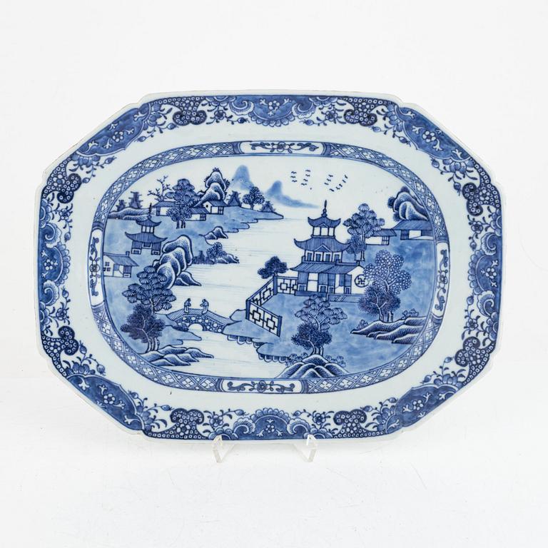 A blue and white export porcelain serving dish, China, Qianlong (1736-95).