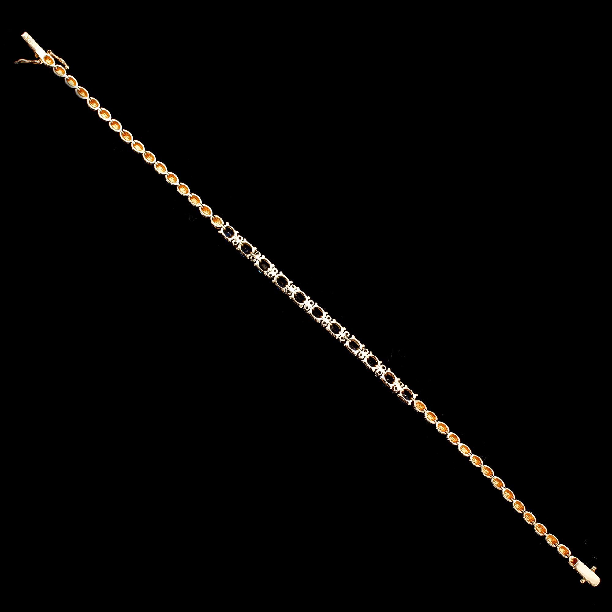 ARMBAND, 18 k guld, med briljanter och blå stenar. Tot vikt ca 9 g.