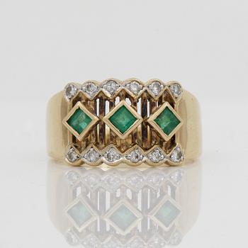 RING, guld 18k, diamanter o smaragder, 1900-tal. Vikt ca 7 gram.