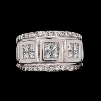 163. RING, prinsess- och briljantslipade diamanter, tot. ca 2 ct.