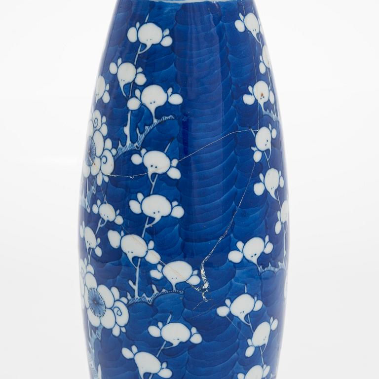 Two blue and white dishes and a vase, China, 18th/20th century.