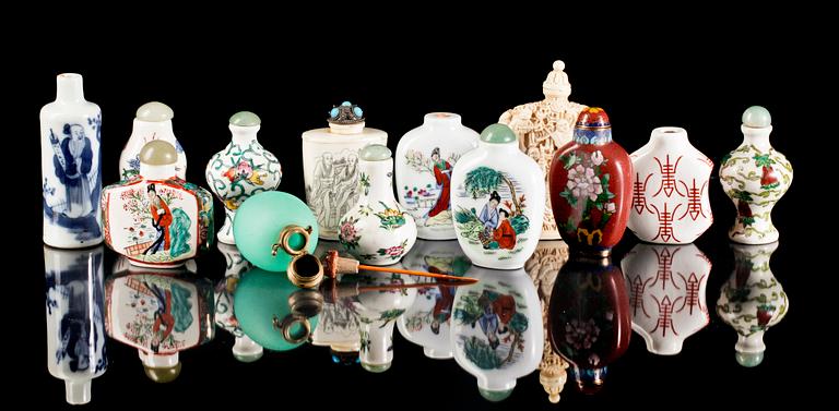PARTI SNUSFLASKOR, 13 st. Kina, 1800/1900-tal.