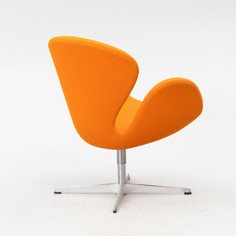 Arne Jacobsen, Fåtölj, "Svanen", Fritz Hansen, Danmark, 2000-tal.