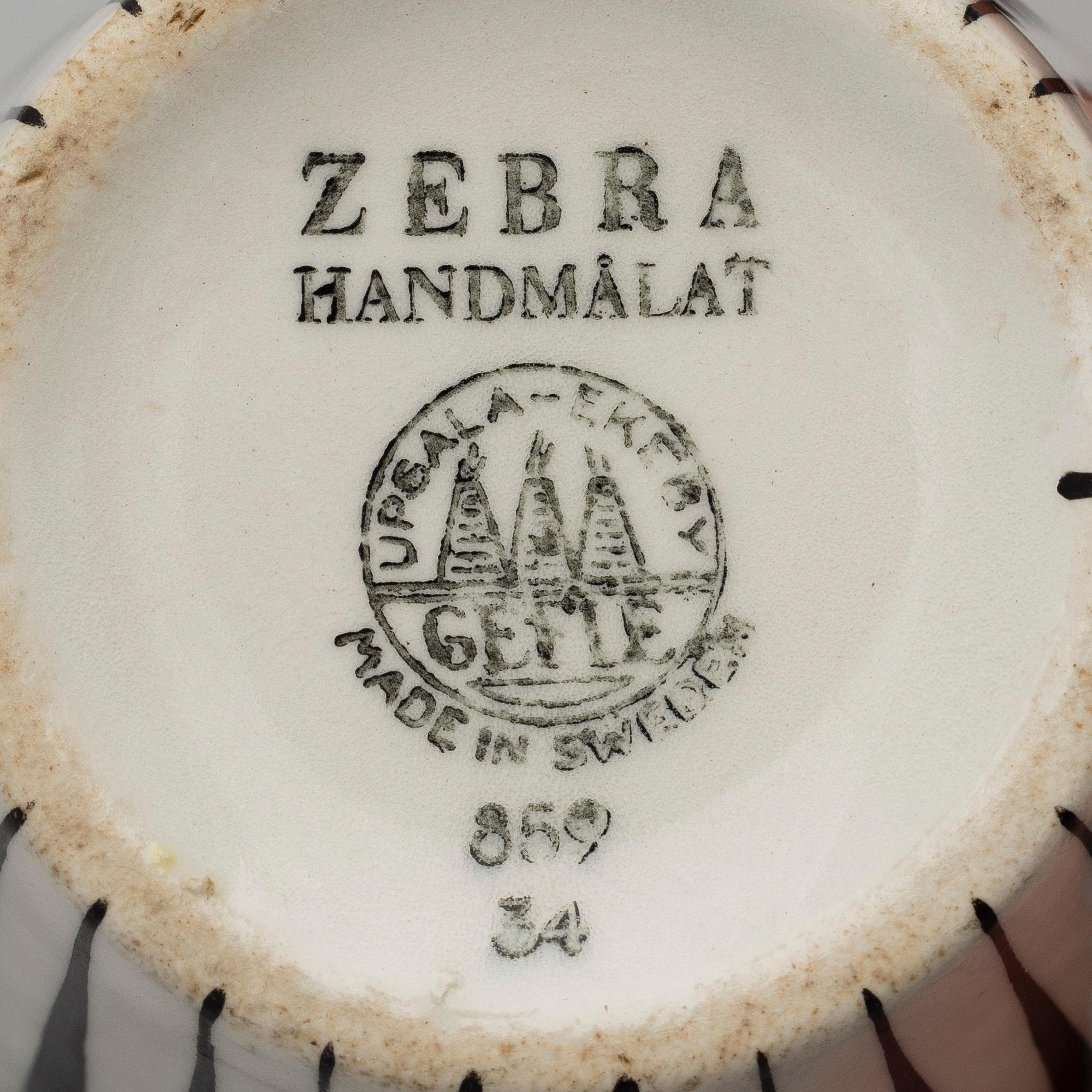 EUGEN TROST, 8 kaffekoppar med 9 fat, flintgods, "Zebra", Gefle. I produktion 1955-1967.