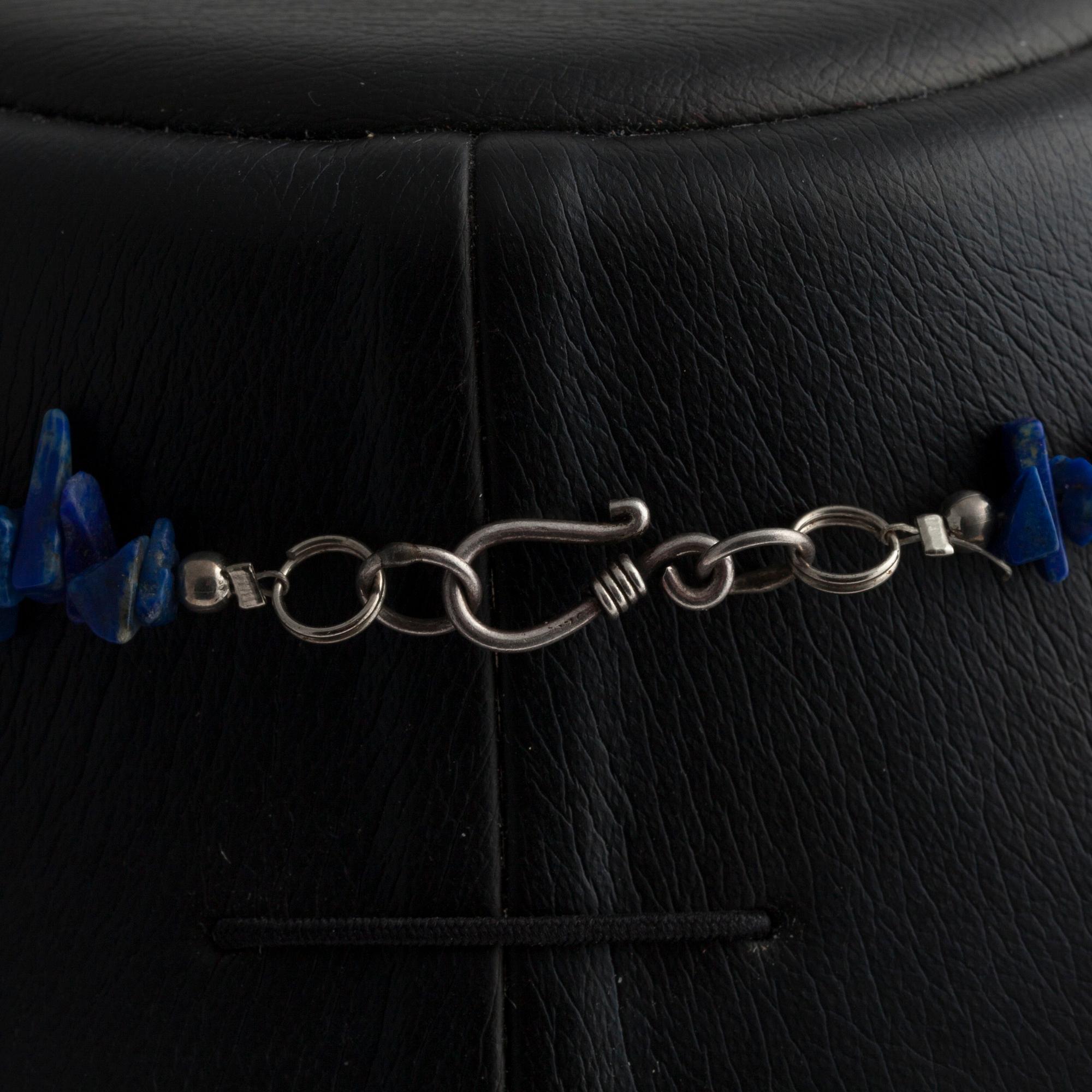 HÄNGSMYCKE, lapis lazuli, silverlås. 1900-talets slut.