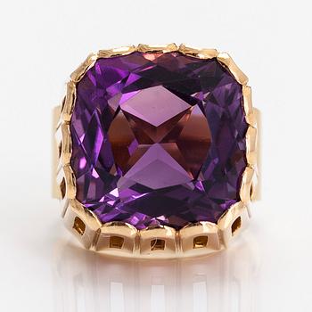 Ring, cocktailring, 18K guld med en ametist. Kultaseppäkoulu, Helsingfors 1964.