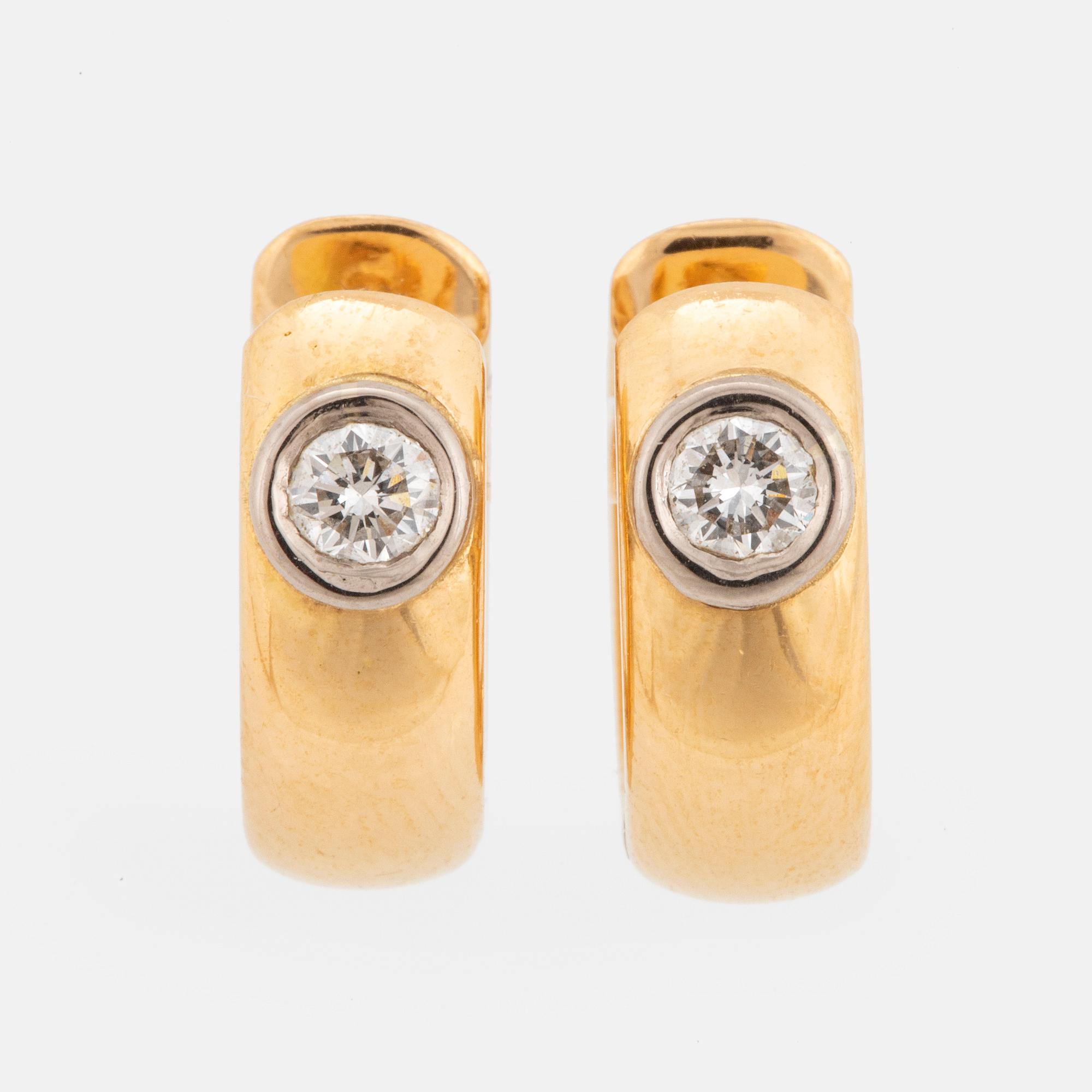 18K white gold and gold earrings with brilliant-cut diamonds.
