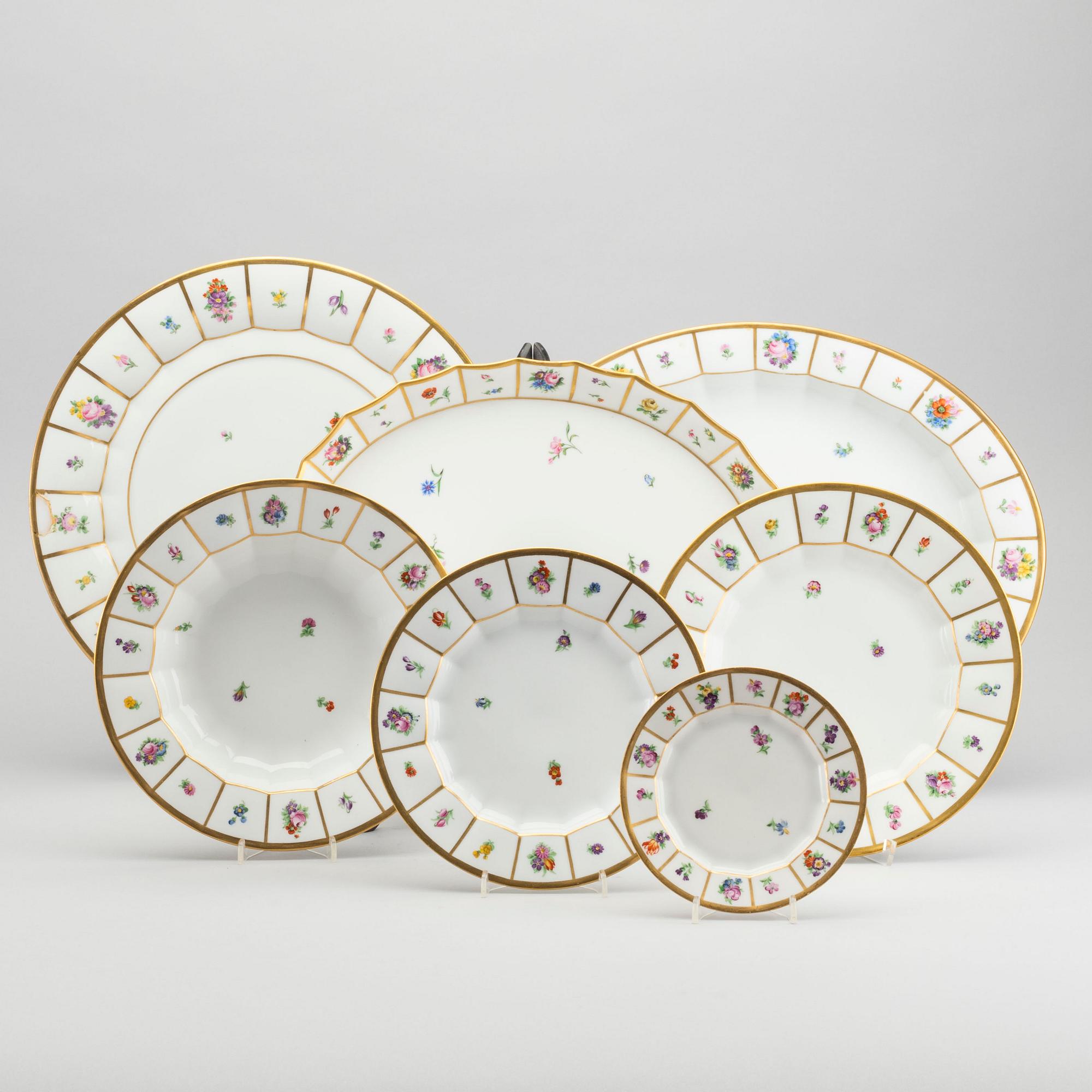 A 83 PIECES "HENRIETTE" DINNER SERVICE IN POCELAIN BY ROYAL COPENHAGEN, Denmark.