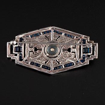 BROSCH, 18K vitguld, ca 300 diamanter totalt ca 1.5 ct H/P. Safirer, pärla. Art Déco-stil. Vikt 13,1 g.