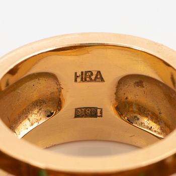 Ring 18K guld med cabochonslipade smaragder och runda briljantslipade diamanter.