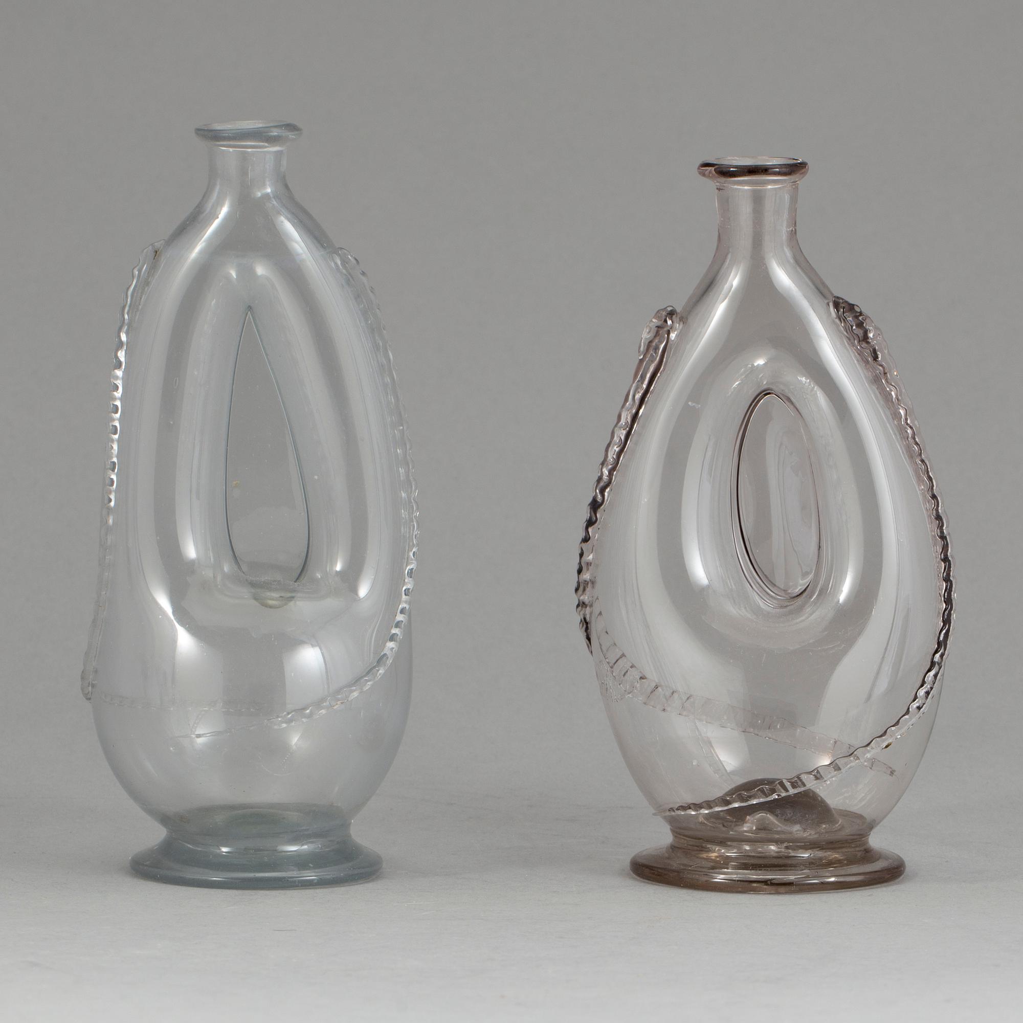 KRANSFLASKOR, 2 stycken, glas, 1800-tal.