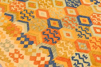 A CARPET, Kilim, ca 293 x 201 cm.