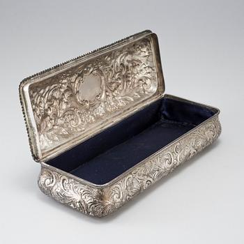 AN ENGLISH VICTORIAN SILVER BOX, London 1887. Weight with loose bottom ca 630 g.
