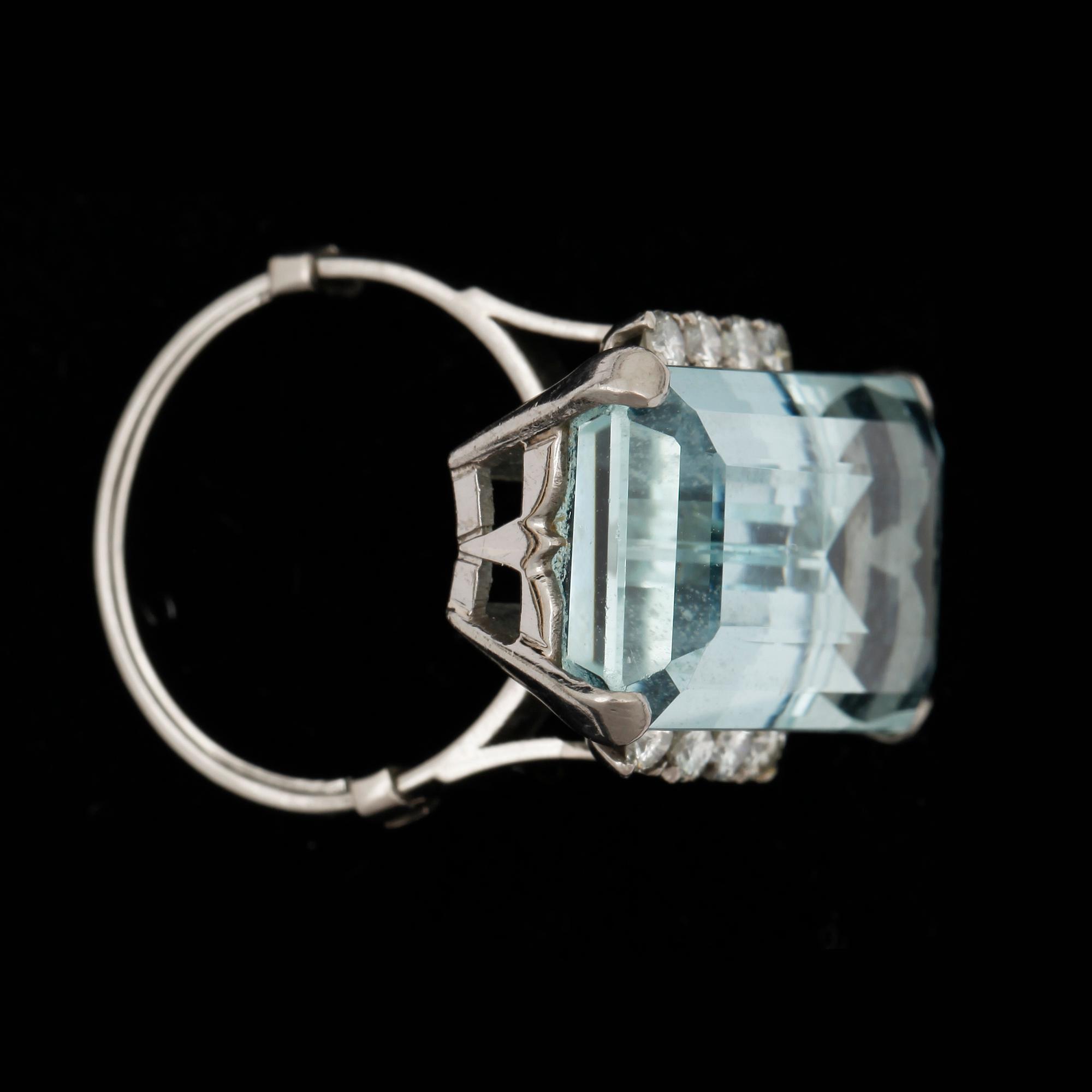 RING, art deco, platina med rektangulär akvamarin samt 8  briljantslipade diamanter tot ca 0,32 ct. Vikt ca 8,1 gram.