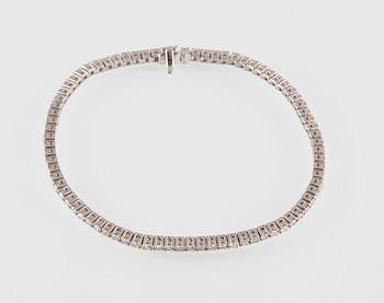 ARMBAND, 18K vitguld med 80 briljantslipade diamanter 2.81 ct. Vikt 11,6 gram.