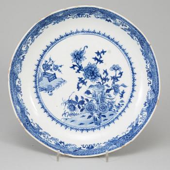 A group of three blue and white dishes, Qing dynasty, Qianlong (1736-95).