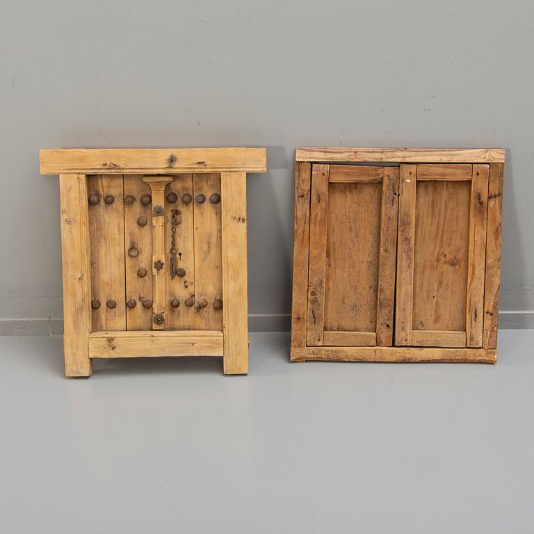 Two odd oriental wooden double doors, 1900-tal.