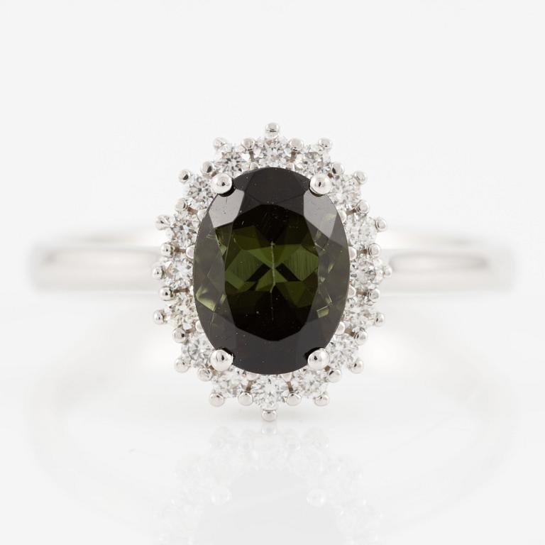 Ring in 18K white gold with a green faceted tourmaline and round brilliant-cut diamonds.