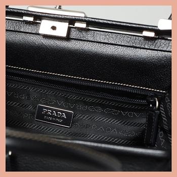 VÄSKA, Prada.