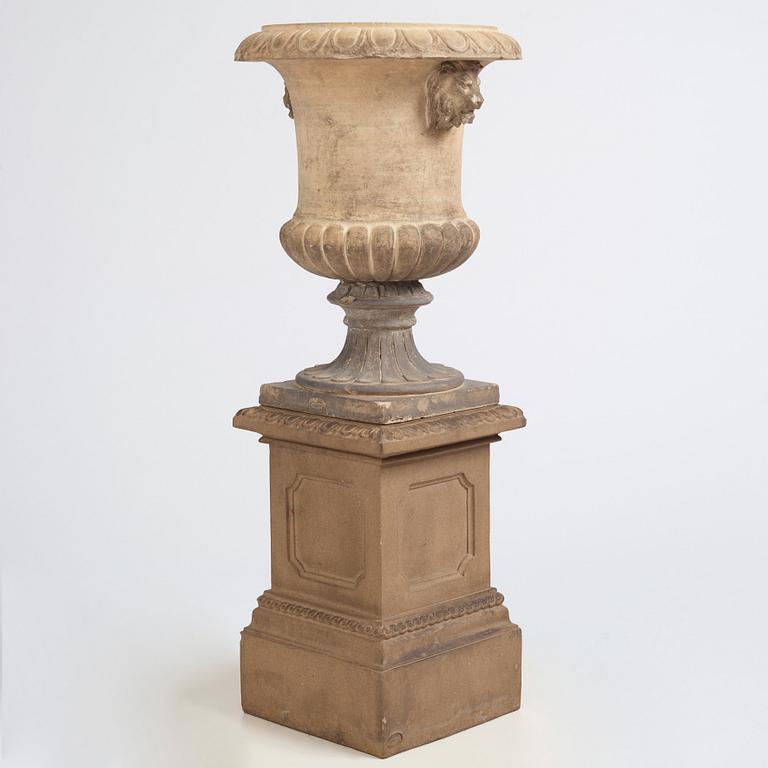 A stoneware garden urn on pedestal by av James Stiff & Sons (Lambeth, London 1834 - 1876).