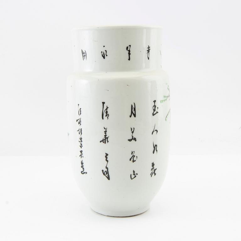 A set of 3 Chinese jars with covers, 20th century.