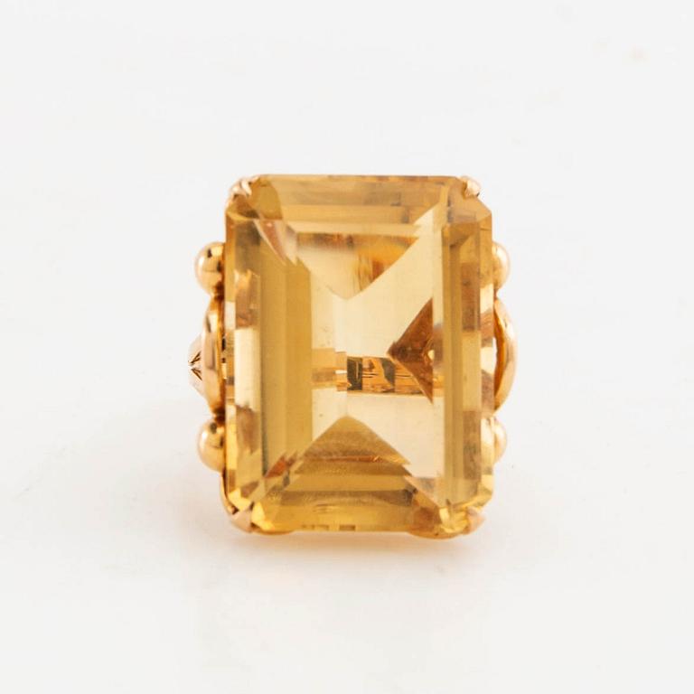 Ring 18K gold with step-cut citrine.