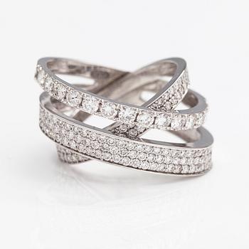 An 18K white gold ring with diamonds ca. 1.66 ct in total.