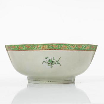 Smörterrin, terrinfat och bålskål, kompaniporslin, Kina, Qingdynastin, 1700-tal.