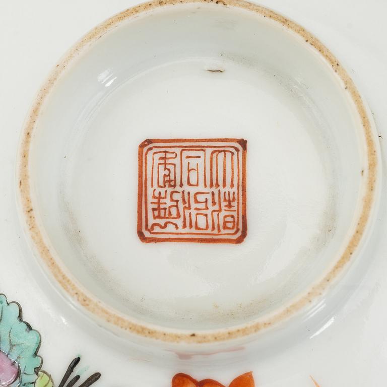 A porcelain cup with cover, China, early 20th century.