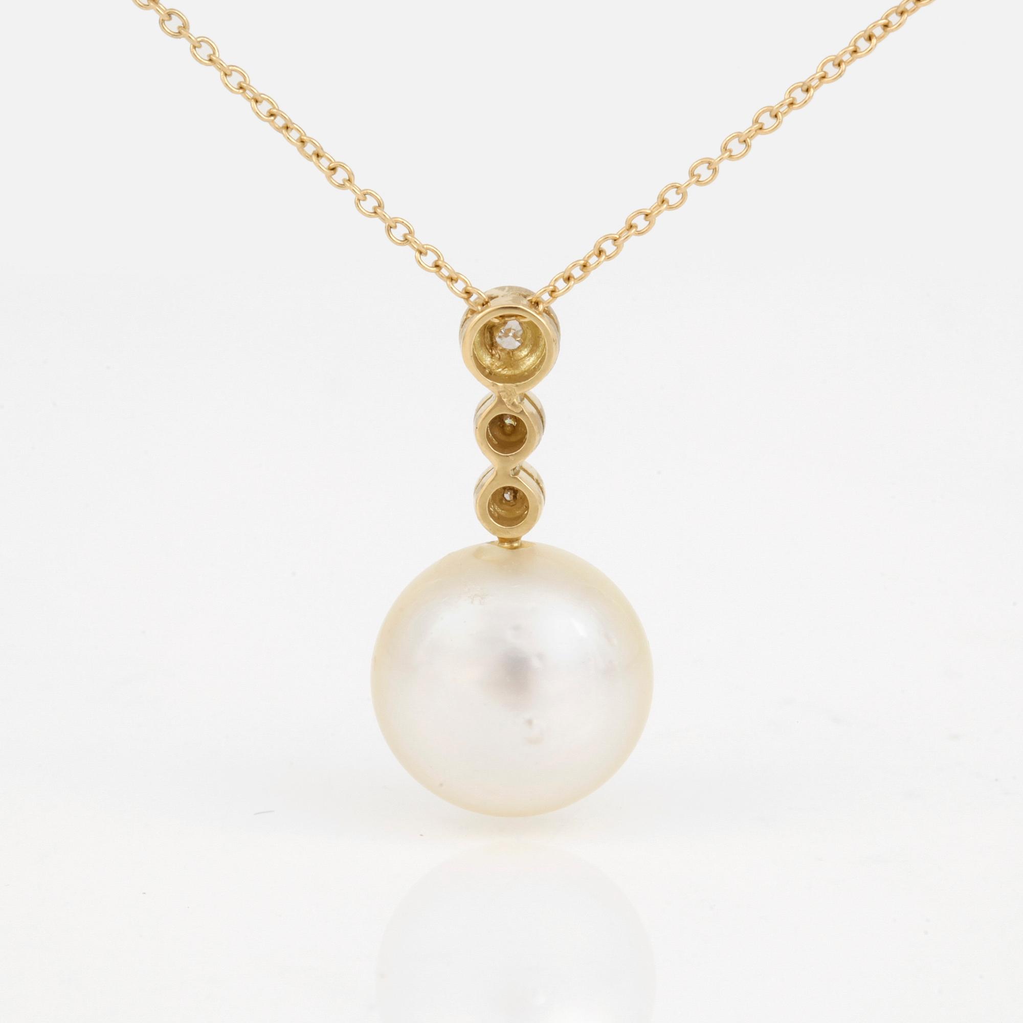 HÄNGE, med odlad 'South sea' pärla och diamanter totalt ca 0.04 ct. Total vikt 3,8 gram.