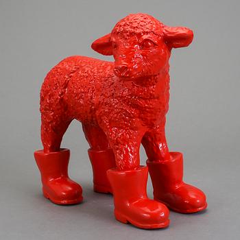 WILLIAM SWEETLOVE, skulptur, plast/konstmaterial "Cloned lamb with boots", signerad och numrerad 99/100.