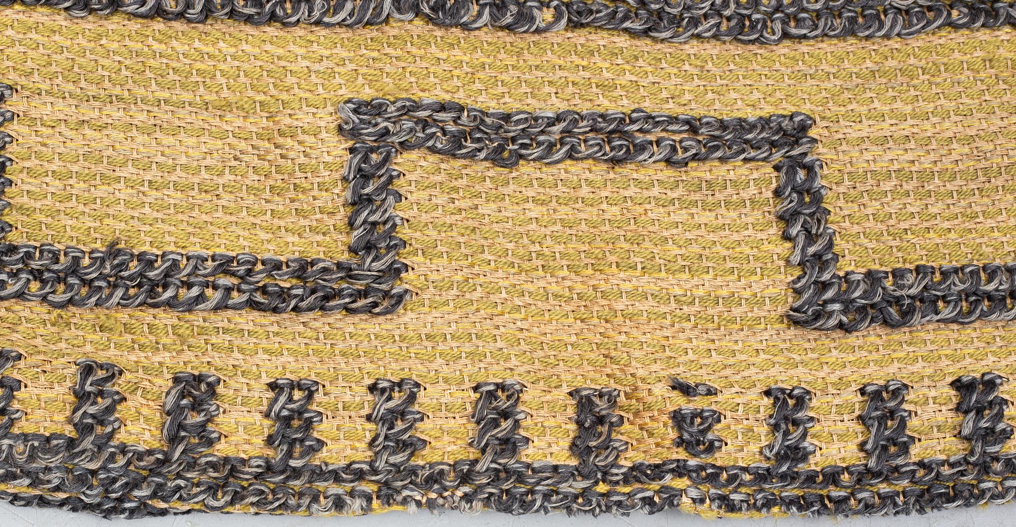 Elsa Gullberg, draperi/vävnad, "Lejon och Gripar", slätväv med reliefdekor av knutar, ca 228,5-230 x 148,5-153,5 cm.