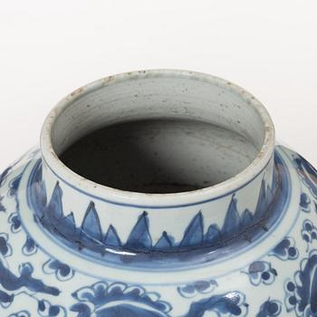 A Chinese blue and white porcelain jar with cover, Qing dynasty, Kangxi (1662-1722).