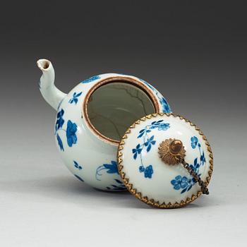 A blue and white teapot with cover. Qing dynasty Kangxi 1662-1722. With Kangxis six characters mark.