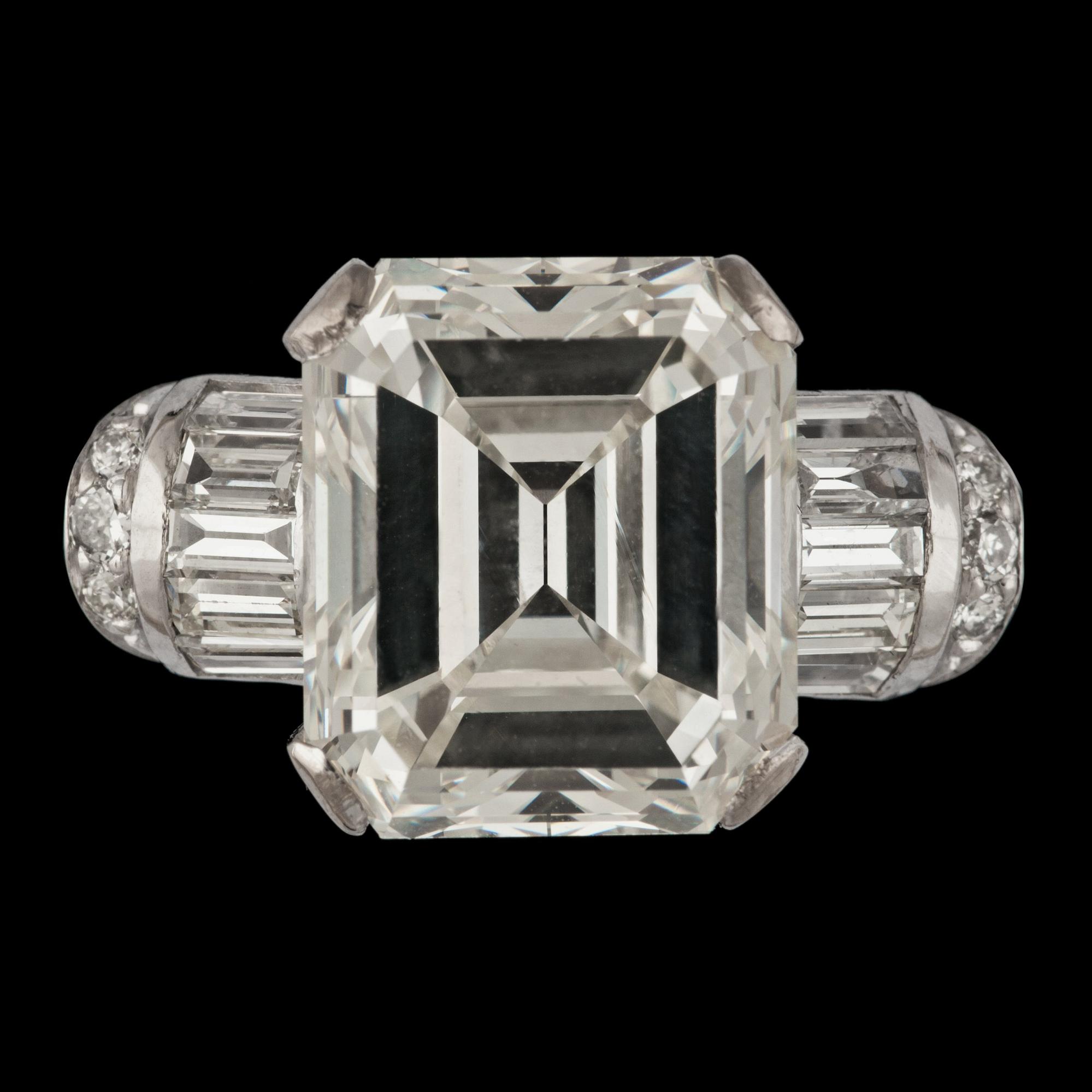 RING, smaragdslipad diamant, 6.38 ct, samt mindre baguette- och briljantslipade diamanter.