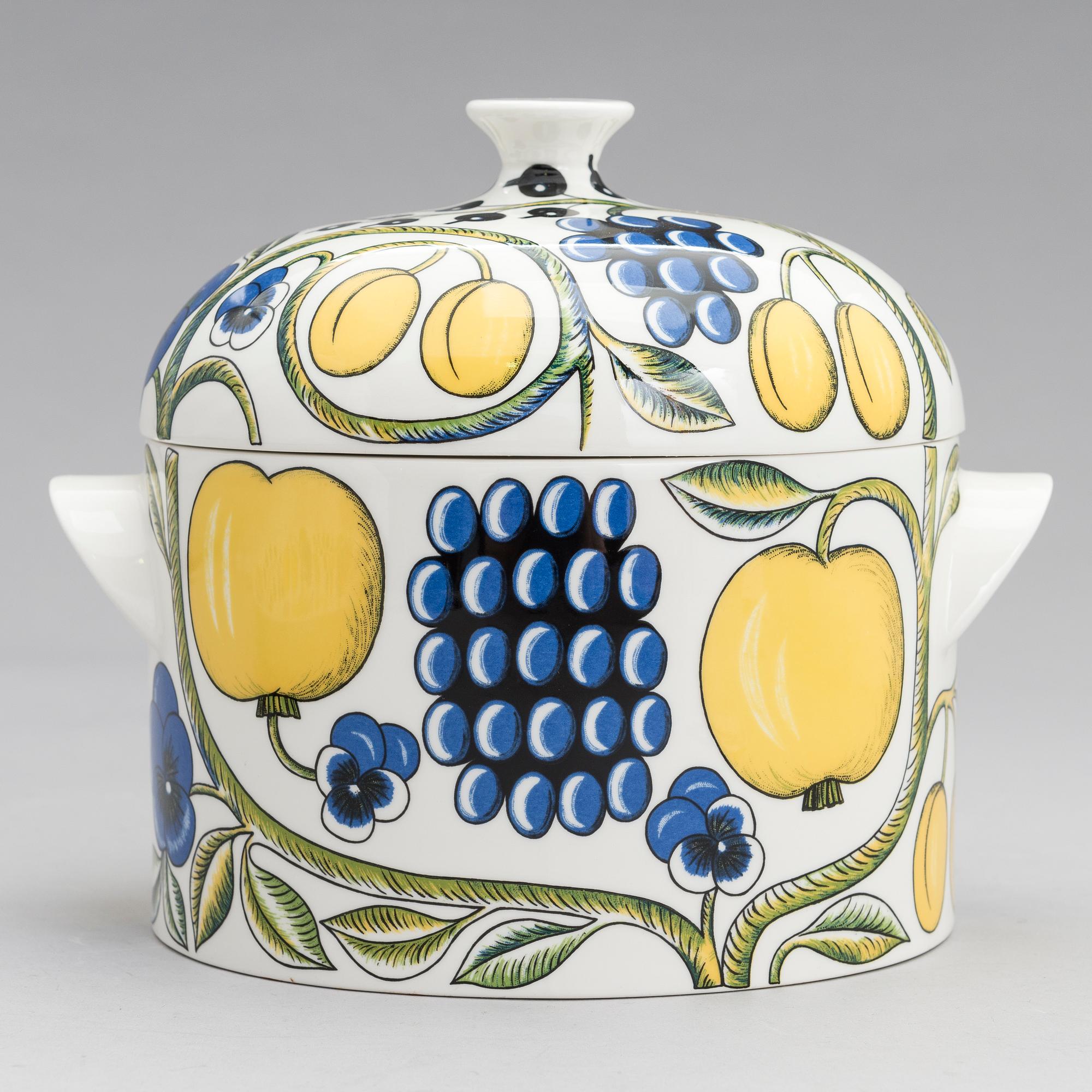 BIRGER KAIPIAINEN, A lidded tureen and a serving dish of the 'Paratiisi' series for Arabia, Finland.