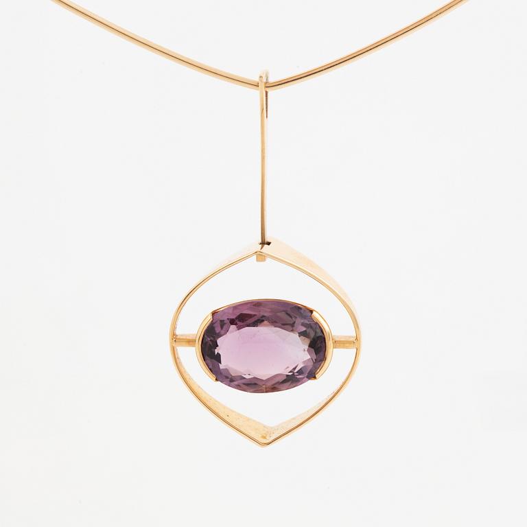 Elis Kauppi, A 14K gold necklace with an amethyst. kupittaan kulta, Turku 1962.