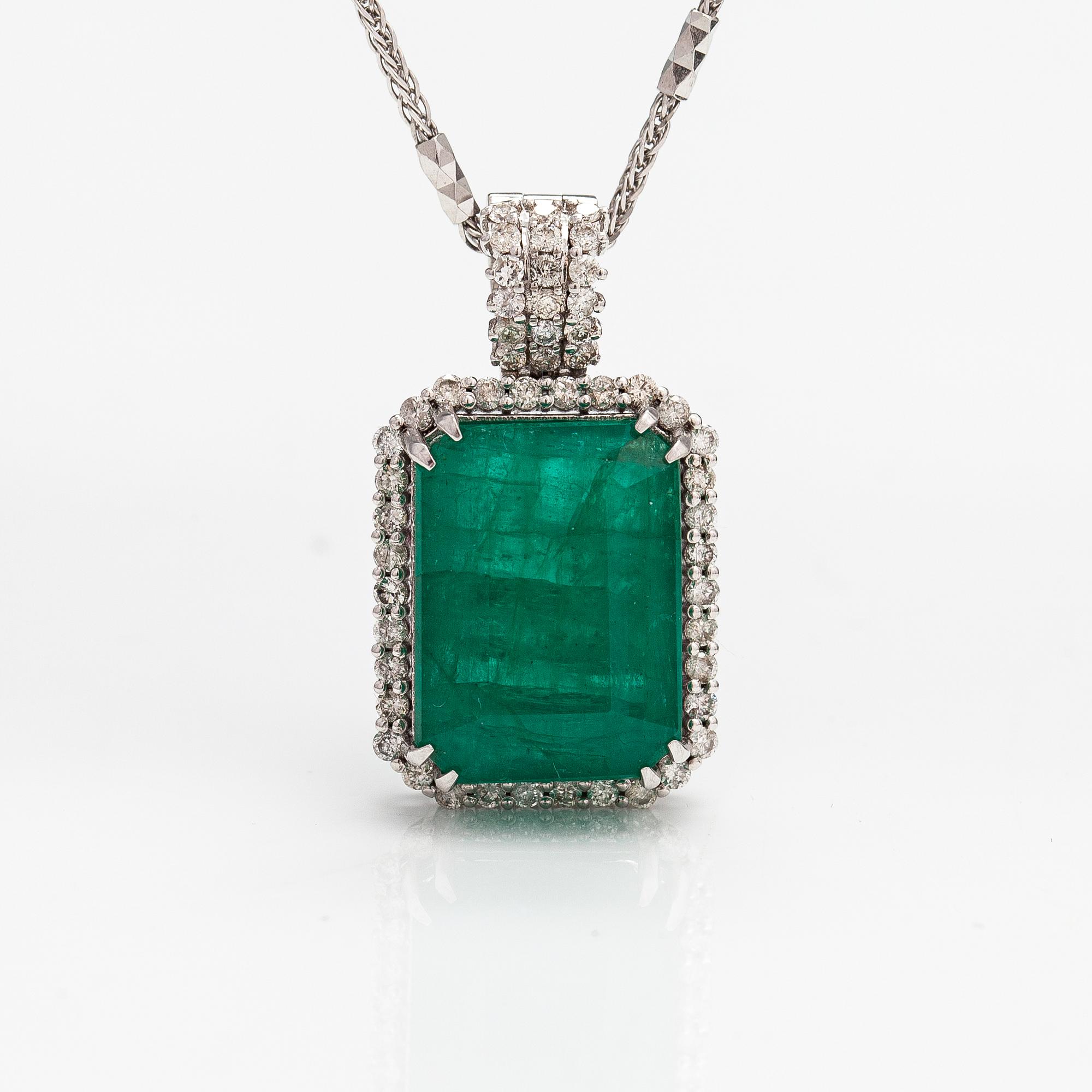 Halsband, 14K vitguld, smaragd ca 14.65 ct och diamanter ca 0.76 ct tot enligt IGI-certfikat.