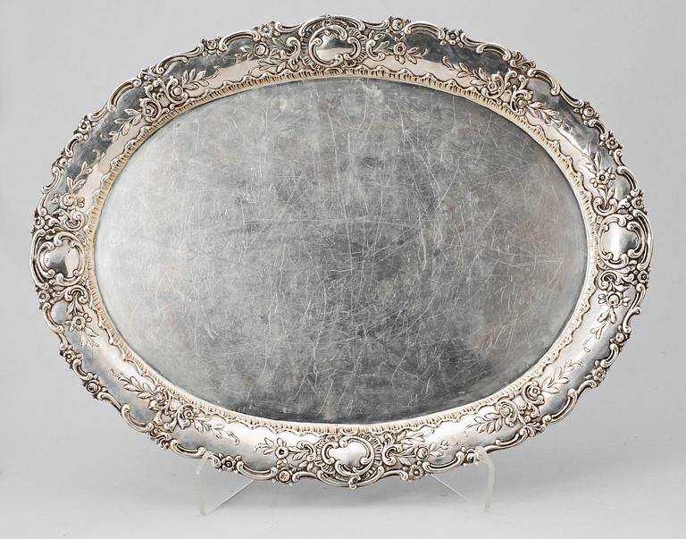 BRICKA, silverhalt 830. Rokokostil, 1900-talets början. 986g.