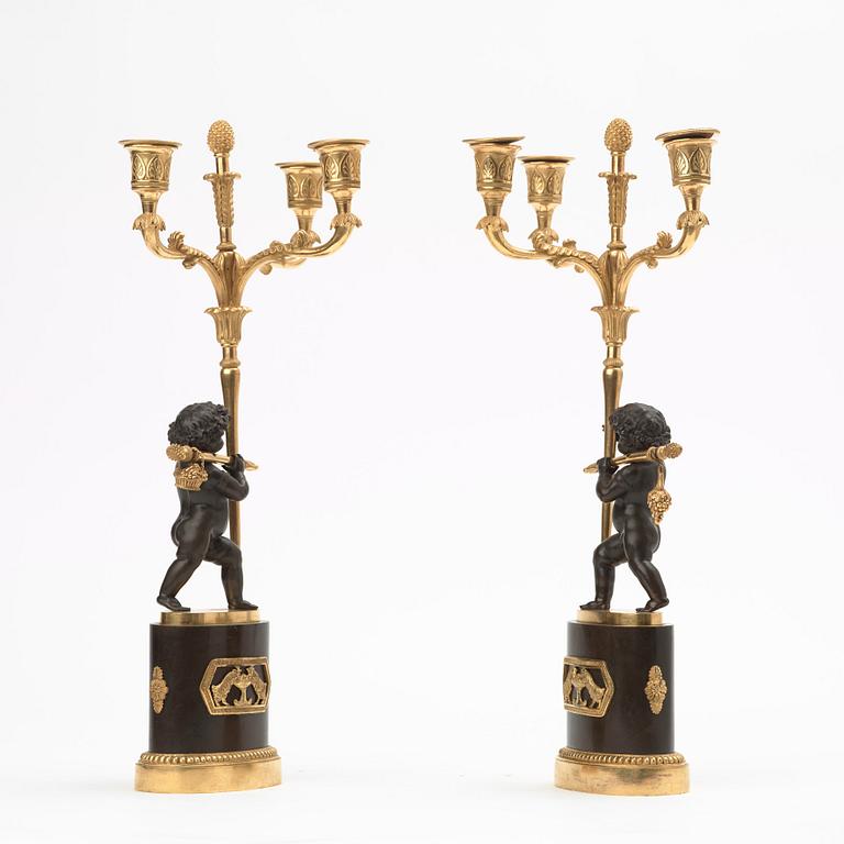 KANDELABRAR, för tre ljus, ett par, empire, Frankrike, 1800-talets början.