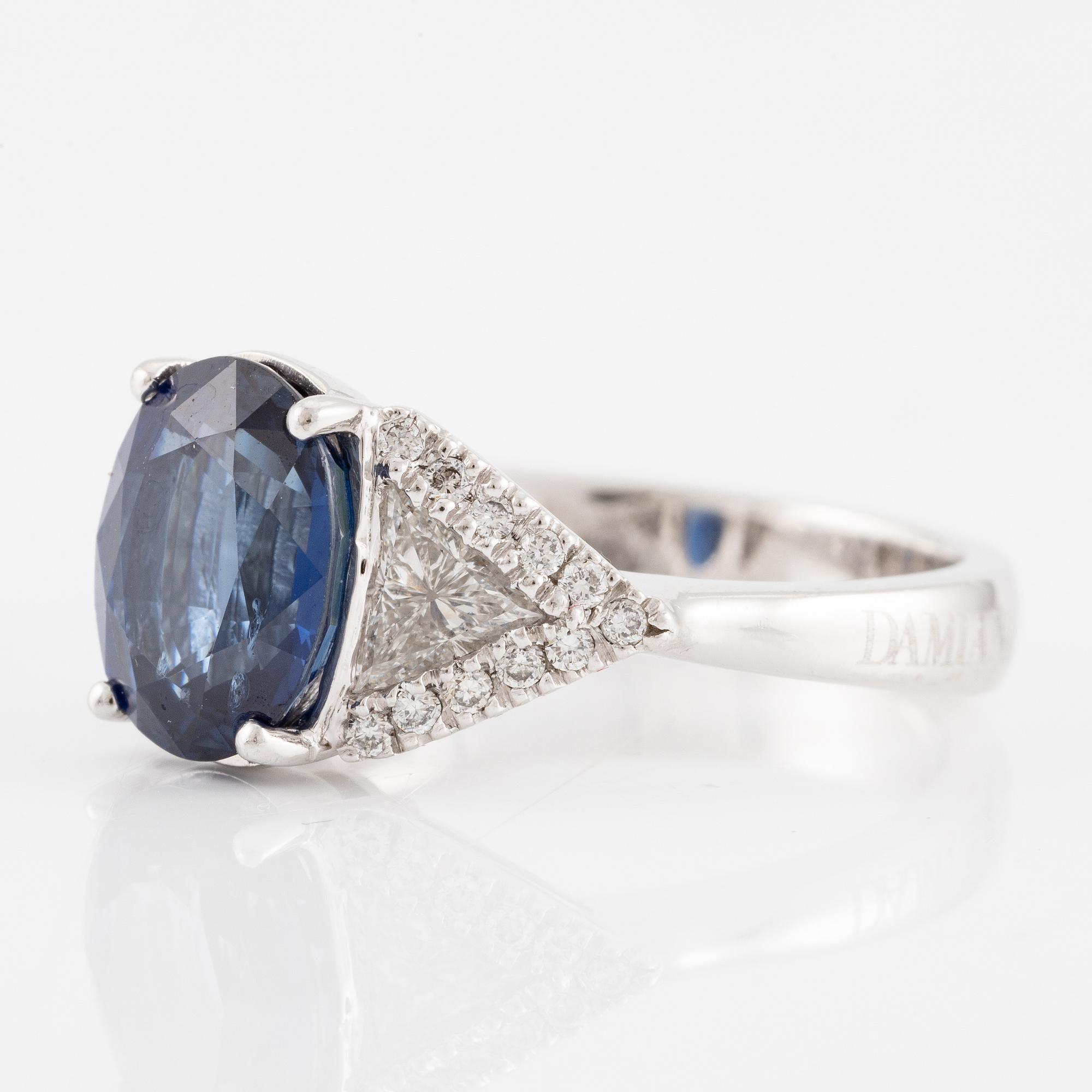 Damiani ring platina med en fasettslipad safir samt triangulära- och runda briljantslipade diamanter.