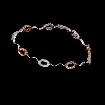 ARMBAND, 18k guld med briljantslipade diamanter, 0.7 ct samt bruna briljantslipade diamanter, 0.59 ct. Vikt 7 g.