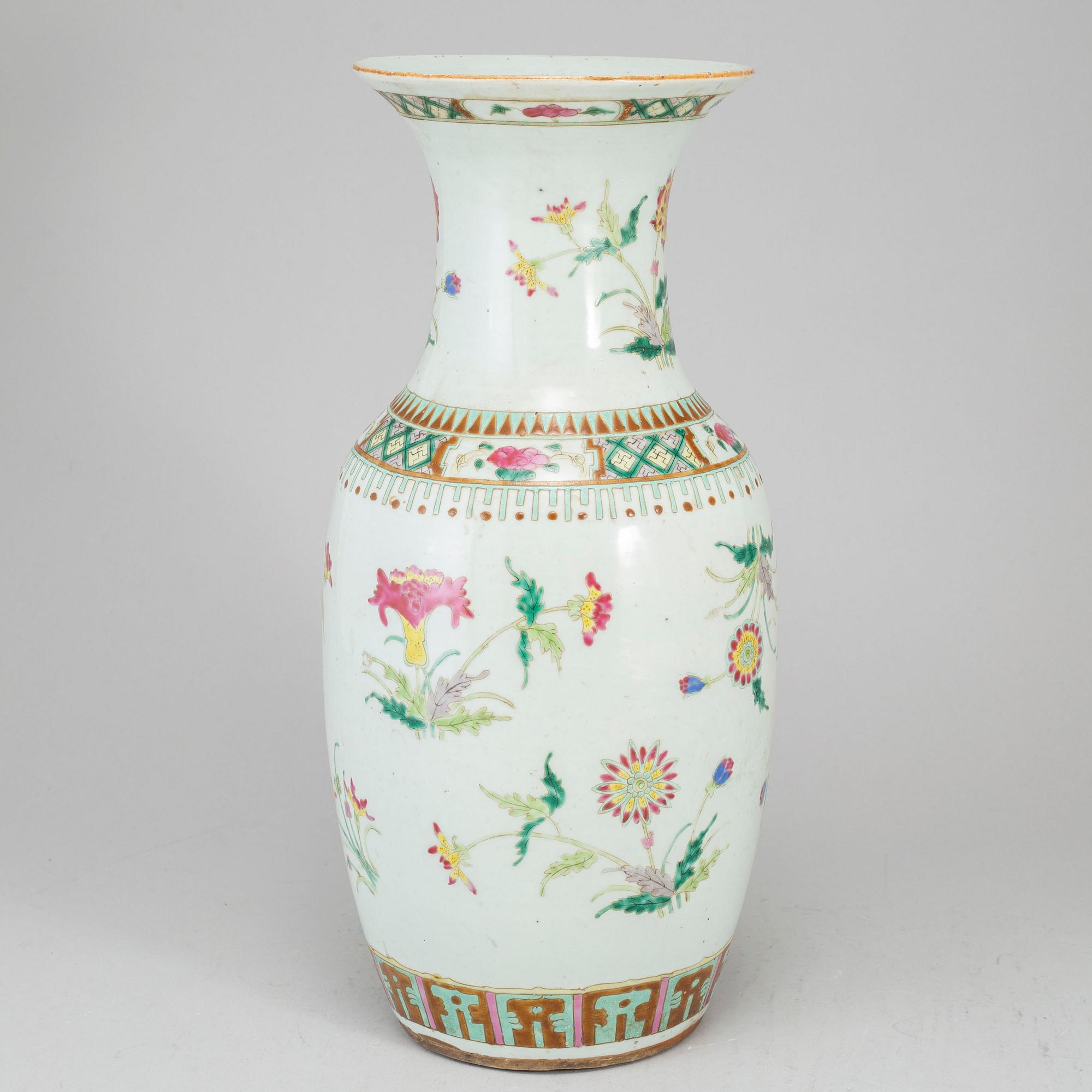 A famille rose vase, Qing dynasty, late 19th century.