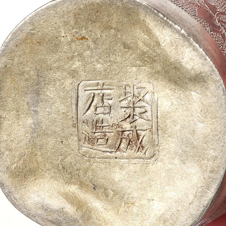 Teschatull, lack och tenn. Qing dynastin, 17/1800-tal.